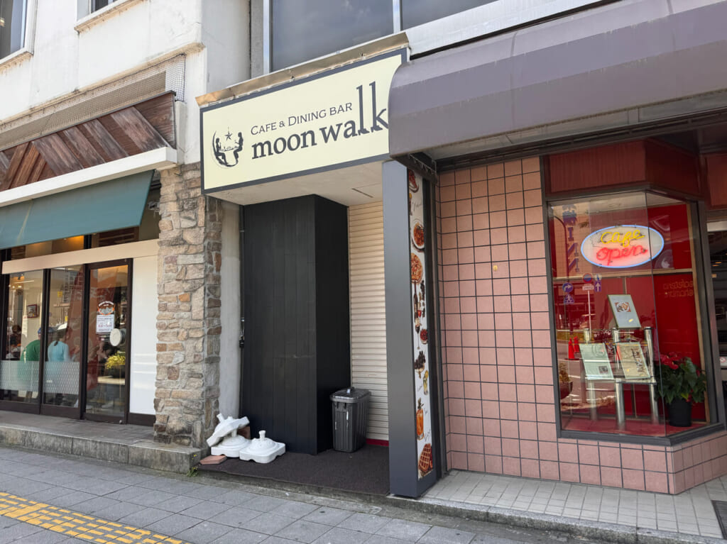 カフェ＆ダイニングバー「moon walk」